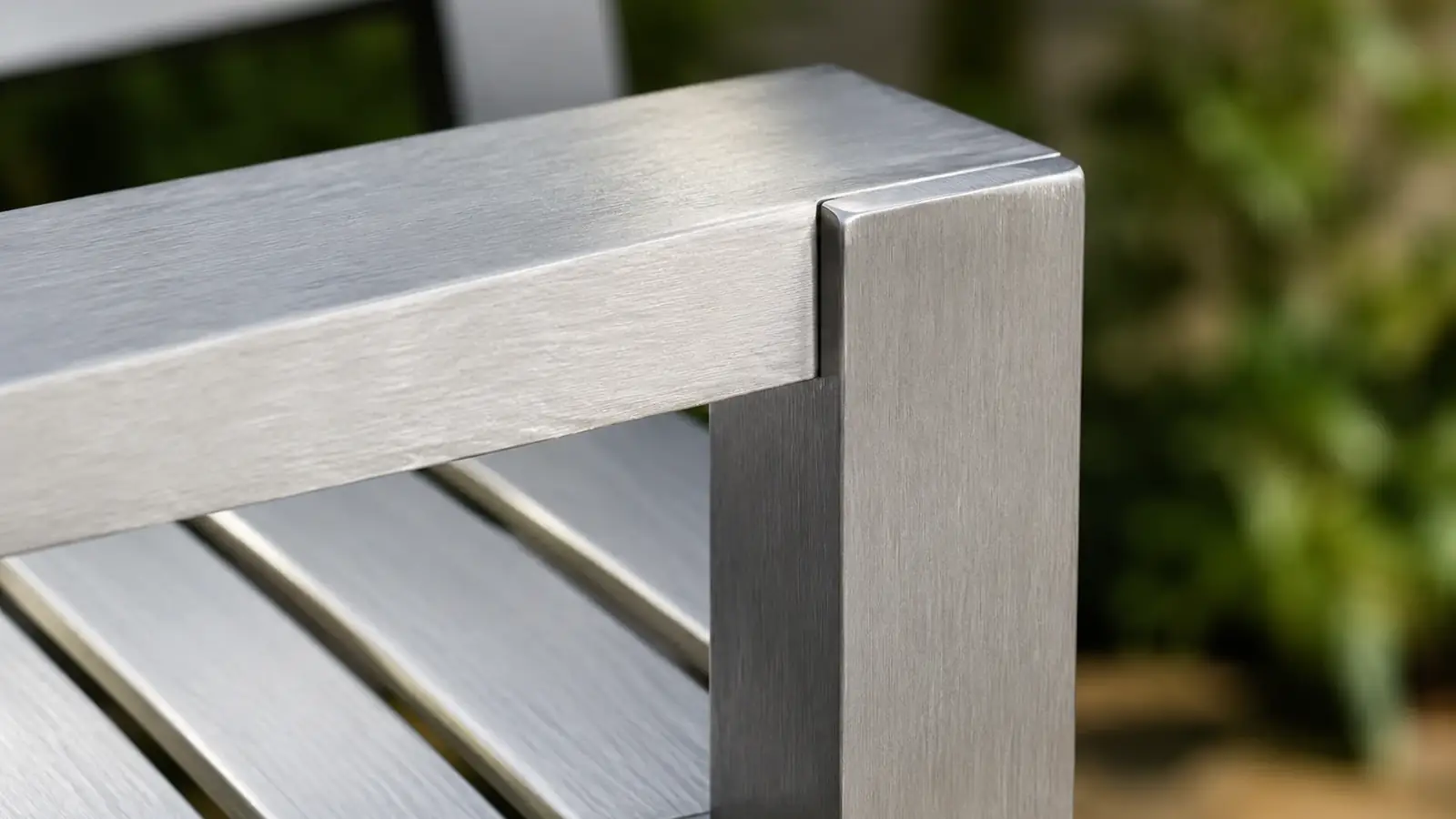 Aluminium Gartenmöbel pflegen: Anodisierung, Pulverbeschichtung, Lackierung
