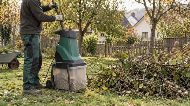 Gartenhäcksler neben Strauchschnitt im Herbstgarten